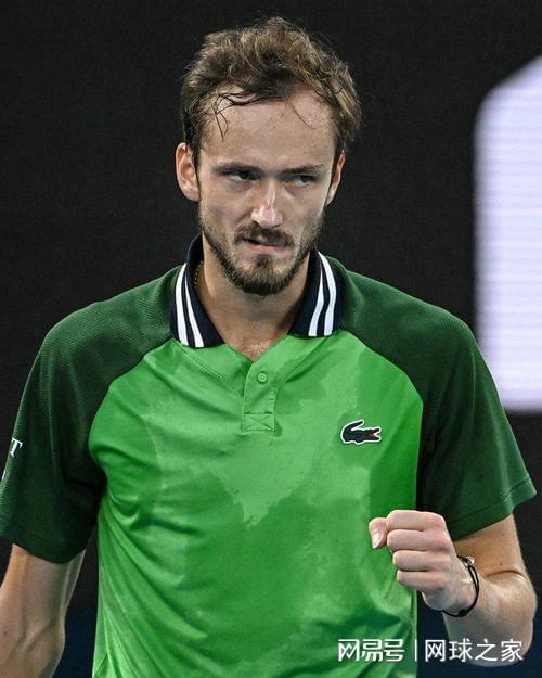 从法网到美网，从红土到草地到硬地，邦齐三胜梅总